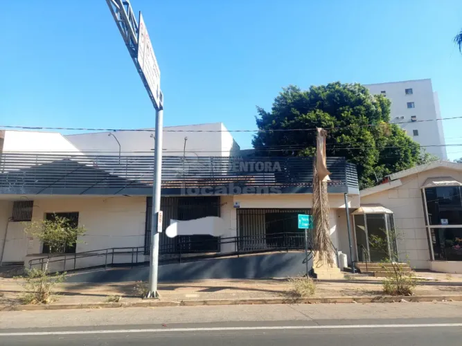Casa comercial na Avenida Doutor Alberto Andaló com 06 dormitórios.