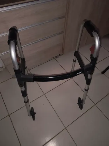 Andador Articulado com Rodas Mercur - Para Idosos