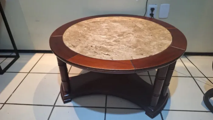 Mesa de centro clássica em madeira