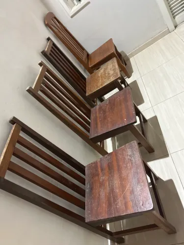 4 cadeiras de madeira