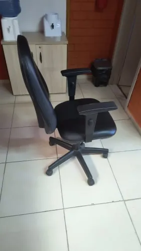 Cadeira de escritório com rodinhas e regulagem de altura, em ótimo estado.
