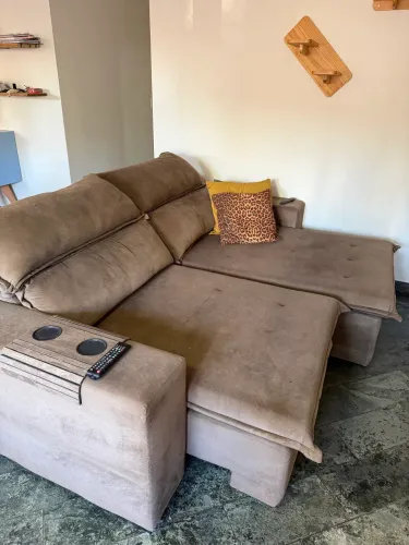 Sofá Retrátil e reclinável, muito confortável. 3 lugares