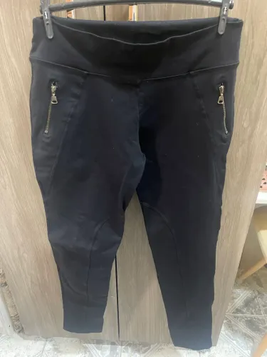 1 calça feminina e uma camiseta por