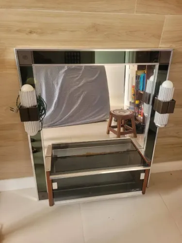 Espelho decorativo com iluminação e nicho embutido