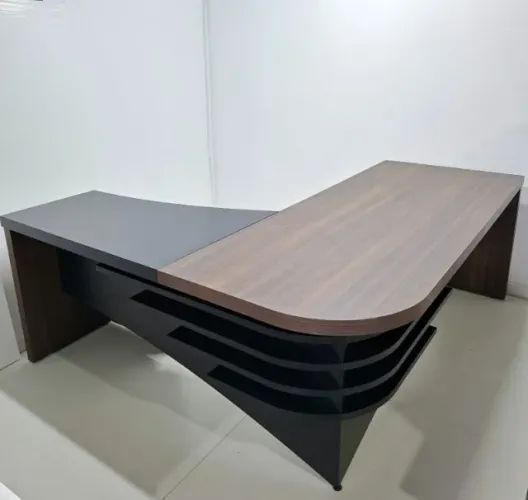 Mesa de escritório em L