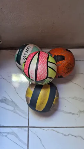 Kit 4 com 4 bolas, vôlei, futebol pra vender rapido preciso desocupar espaco!!