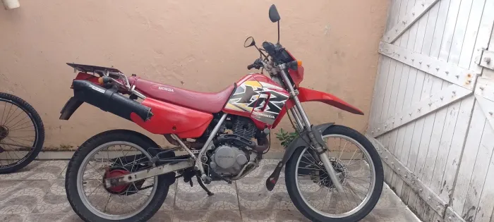 XR200 00/01 Muito Boa confortável pra uso urbano ou off Road 