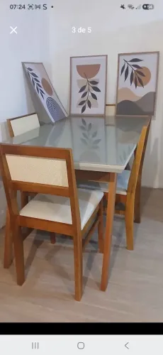 4 cadeiras de madeira R$ 350 cada. Mesa para 6 lugares vai de brinde com os quadros.