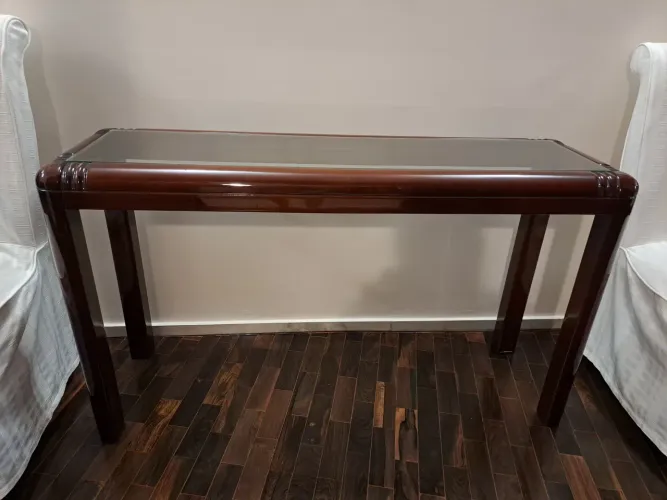 Mesa decorativa com tampo de vidro