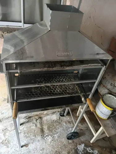 Carrinho de fazer churrasco semi novo