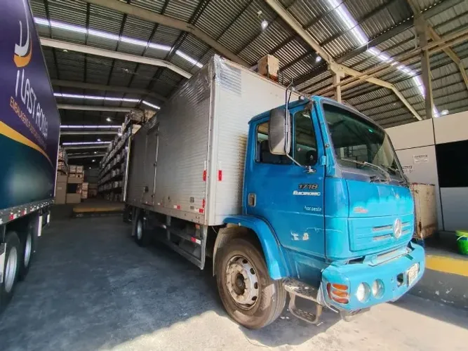 2 Caminhões Baú Mercedes 1718 em ótimo estado