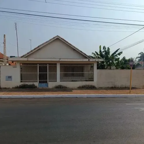 ? CASA AMPLA À VENDA NO CENTRO DE GUARIBA