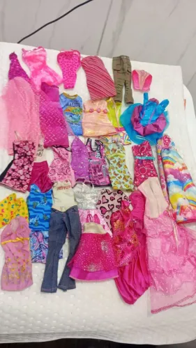Lote 33 peças roupas da Barbie