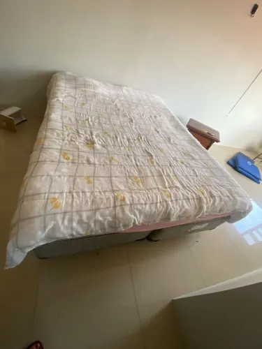 Cama, cabeceira e quadrinhos decorativos !