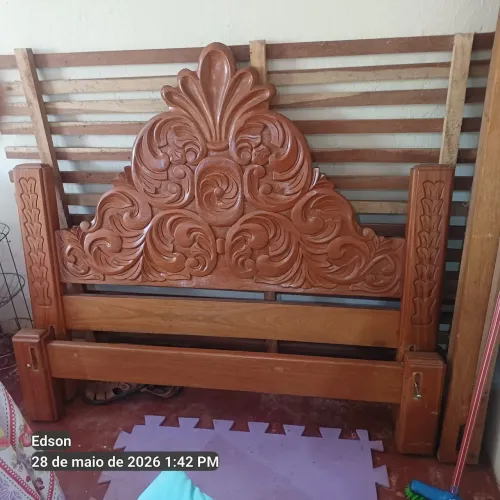 Cama de casal em madeira cerejeira
