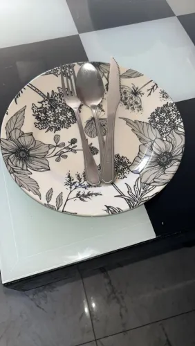 Vende se Buffet semi novo. Prato de louça e talheres de inox.