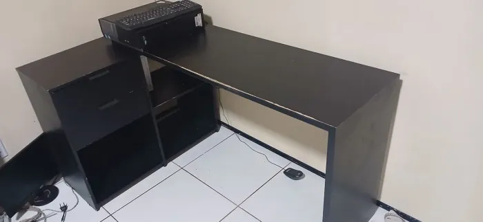 Vendo escrivaninha usada