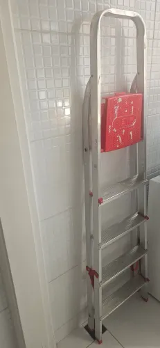 Escada de alumínio (retirada no local!!!)