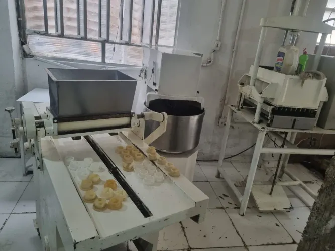 vendo fábrica  de  biscoito  completa  com  2 fornos uma pingadeira  uma rozeiteira  messa