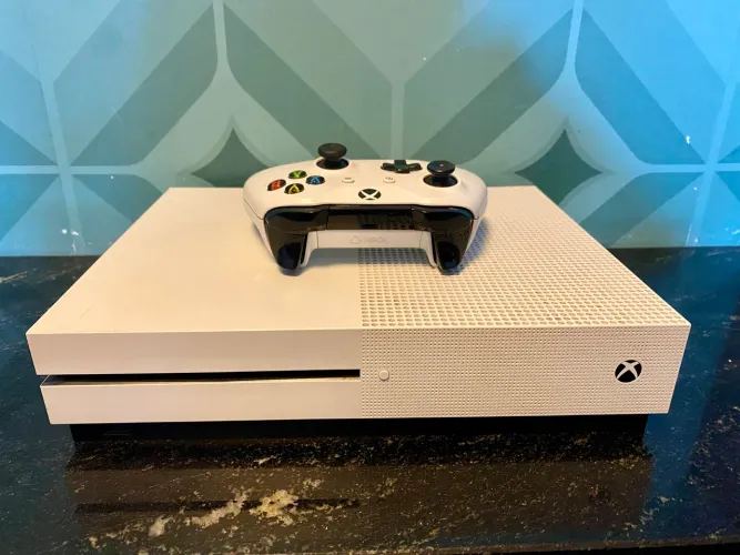 Xbox One S 1tb + 1 controle 