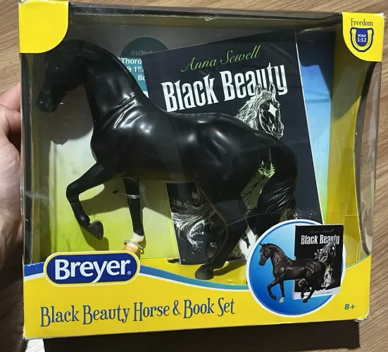Cavalo Breyer black beauty na caixa