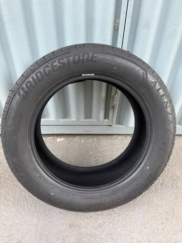 Pneu com vulcanização.