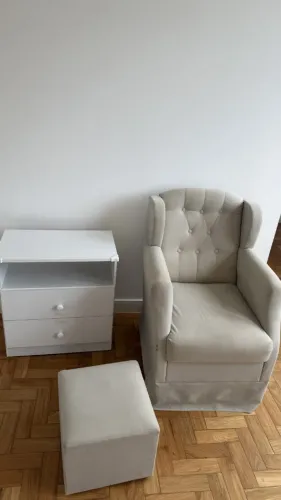 Poltrona de amamentação de balanço + puff + cômoda