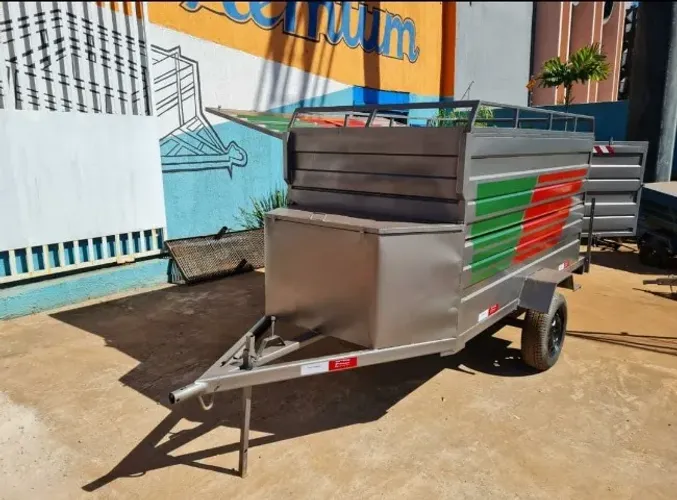 Carretinha baú fechado 2, 50 mt comprimento por 1,20 de largura por 1,20 de altura 