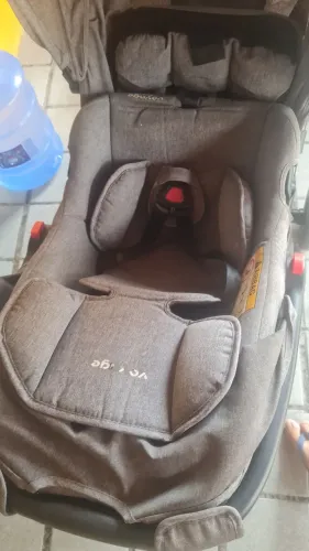 Carinho de bebê e bebê conforto 