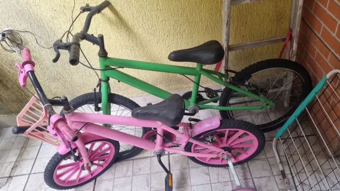 Vendo 02 bikes na cor rosa e verde usadas. Em condicoes de uso para criancas de 7 e 10 an