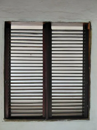 Janela de veneziana fixa