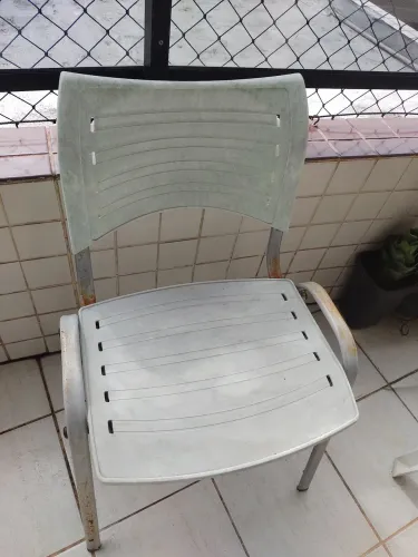 Cadeira verde de plástico com aluminio