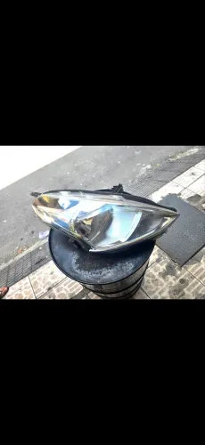 Farol direito Nissan versa 2019