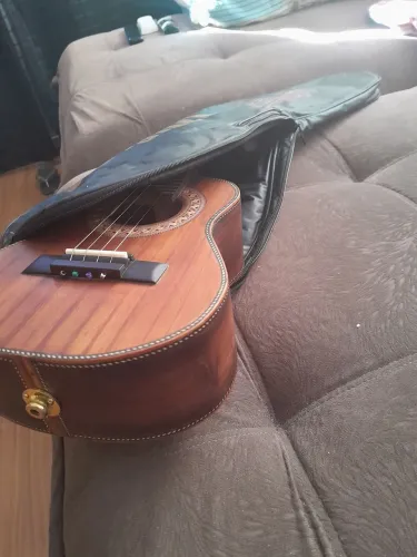 Cavaco em jacarandá maciço,linha super luxo do luthier Medeiros,baita som,captação dupla.