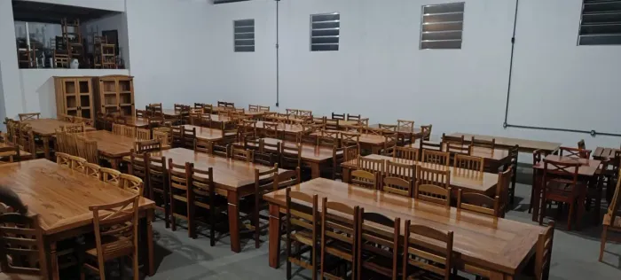 Mesa de madeira maciça com 8 cadeiras anatômicas 2x90 $ 3.999,00 no Pix a pronta entrega 