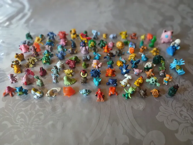 Miniaturas Pokémon Lote com 100 Peças - Bolinha de Máquina