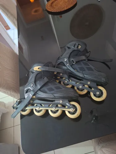 Patins preto com acessorios..calça até número 39