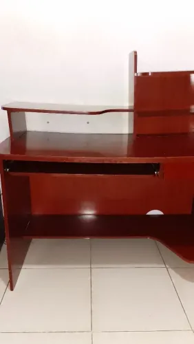 Vendo mesa para Computador, usada, boas condições, madeira legítima. 120,00 reais 