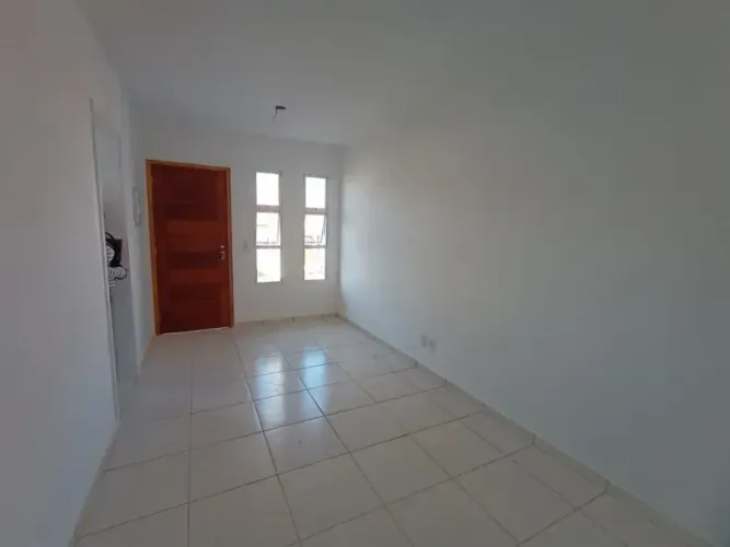 Casa térrea em cond./ 2 Dorm./ Quintal/ 2 vagas/ Lazer/ Ac. Américo Figueiredo