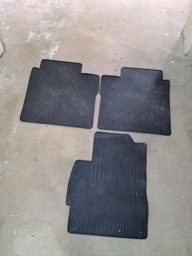 Tapete original do Nissan Versa (R$40 cada)