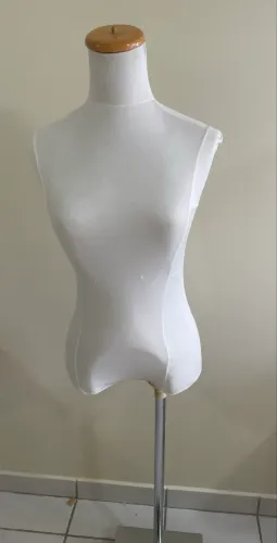 Vendo manequim com pé , usado