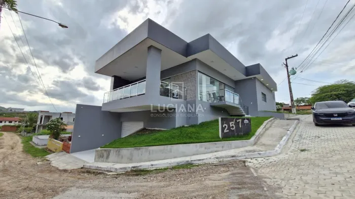 Incrível! Casa com 3 Suítes em Condomínio em Pombos/PE