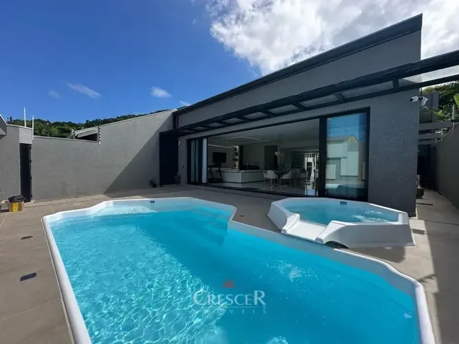 Casa alto padrão com piscina para venda em Matinhos