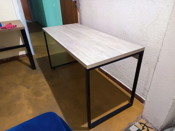 Mesa de Escritório / Computador 135×60 cm