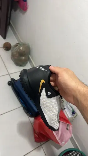 Chuteira de futebol society Nike phantom gx 2 preto e branco