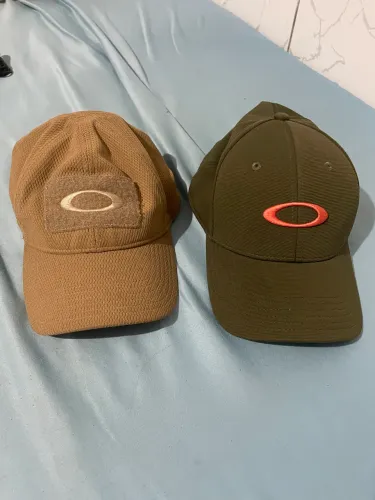 2 bonés oakley elite e tincan