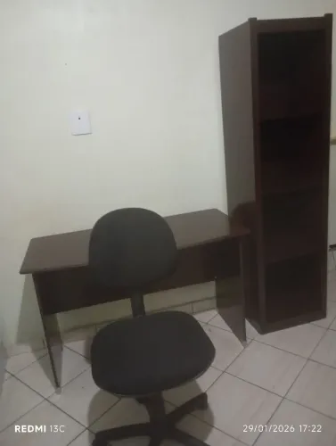 Móveis para escritório: mesa, cadeira giratória e armário multiuso 