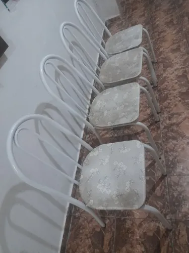 04 cadeiras + base para mesa