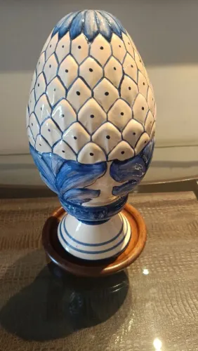 Pinha da prosperidade pintada no ateliê de Rosa Mey