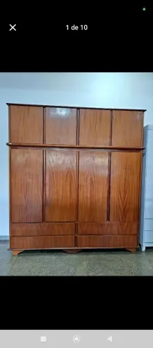 Guarda roupa de madeira